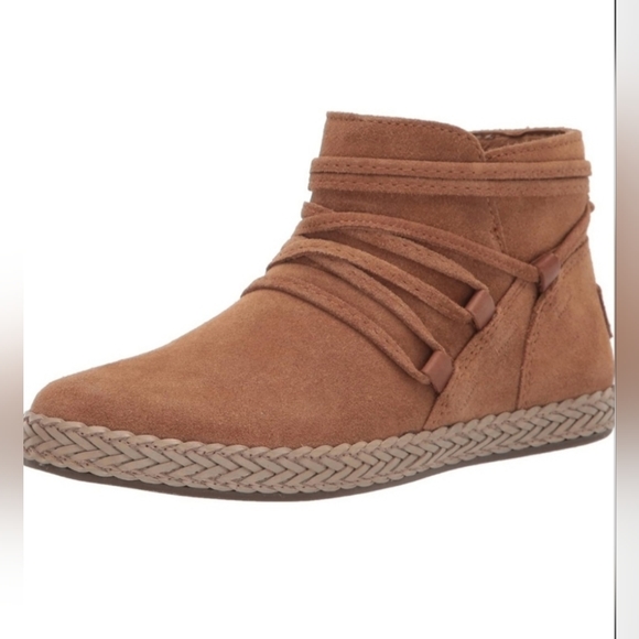 UGG Shoes - UGG Women's Rianne Fashion Boot SIZE 8.  ☆1/2 day in house wear☆